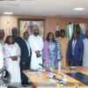 L'équipe de L'ONASUR-E avec la ministre de l'Administration du Territoire et de la Décentralisation Djenabou Touré.