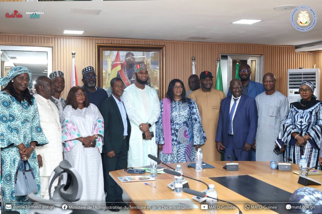 L'équipe de L'ONASUR-E avec la ministre de l'Administration du Territoire et de la Décentralisation Djenabou Touré.