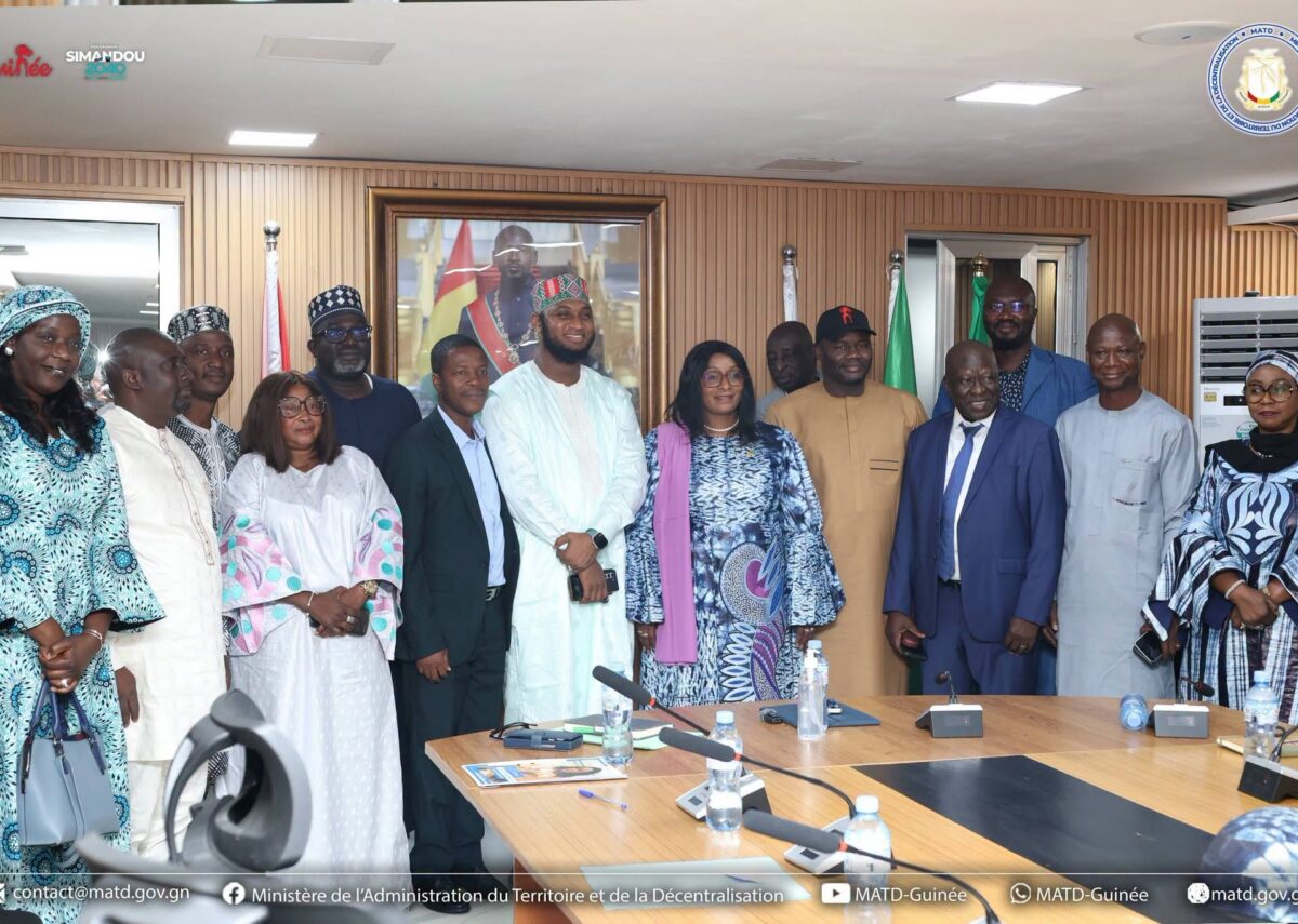 L'équipe de L'ONASUR-E avec la ministre de l'Administration du Territoire et de la Décentralisation Djenabou Touré.
