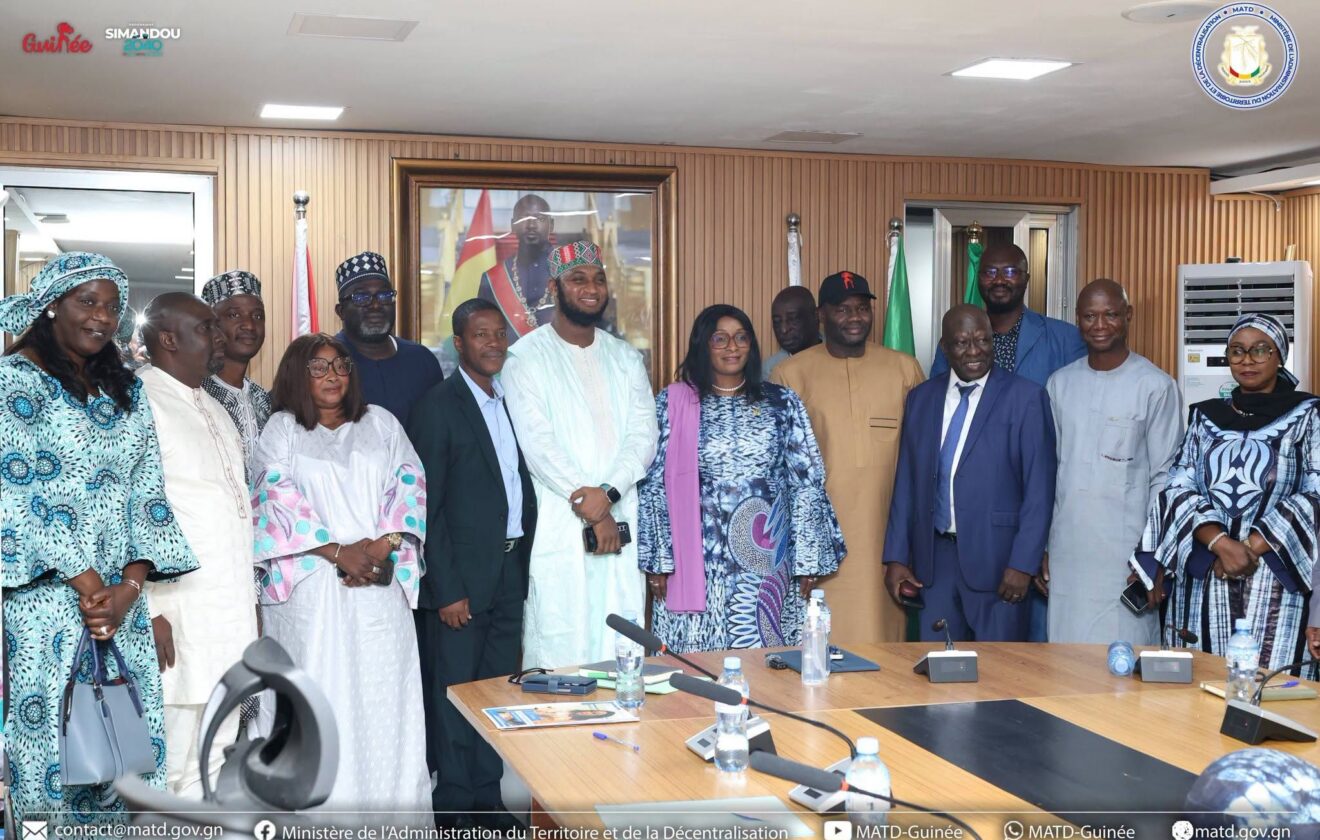 L'équipe de L'ONASUR-E avec la ministre de l'Administration du Territoire et de la Décentralisation Djenabou Touré.