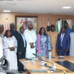 L'équipe de L'ONASUR-E avec la ministre de l'Administration du Territoire et de la Décentralisation Djenabou Touré.