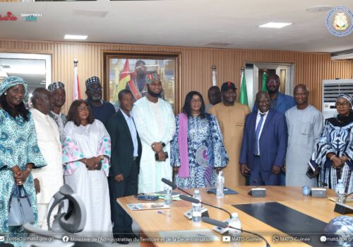 L'équipe de L'ONASUR-E avec la ministre de l'Administration du Territoire et de la Décentralisation Djenabou Touré.